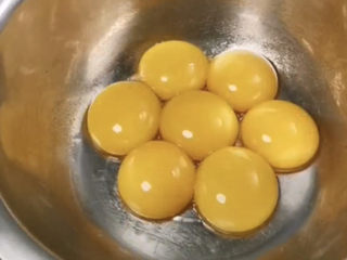 15、虎皮蛋糕卷,下面做虎皮部分，7个蛋黄，蛋白不要