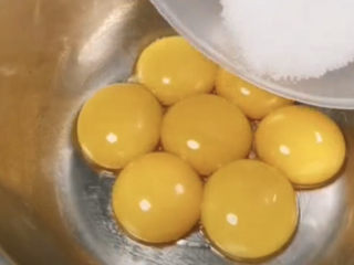 16、虎皮蛋糕卷,蛋黄中加入35克砂糖，用打蛋器搅打