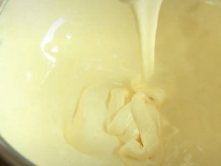 17、虎皮蛋糕卷,打至这样膨胀，提起液体滴落不容易消失的状态，一定要到这种状态才行