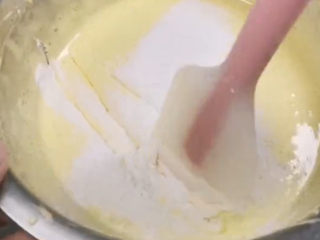 18、虎皮蛋糕卷,筛入玉米淀粉，划一字搅拌