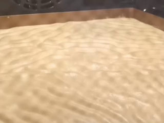 19、虎皮蛋糕卷,还是倒入铺好油纸的烤盘，烤箱提前预热，上下火200度烤8分钟左右，具体看你家烤箱的火力情况