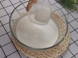 21、虎皮蛋糕卷,接下来打发奶油，250奶油加入20克砂糖