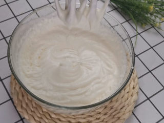 22、虎皮蛋糕卷,打发至有纹路，不会滴漏的状态