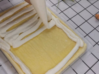 23、虎皮蛋糕卷,最后就是组装了，先给蛋糕体抹上奶油