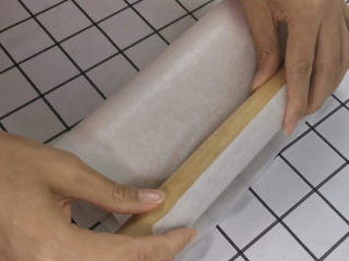 24、虎皮蛋糕卷,借助擀面杖，一鼓作气卷起来，用油纸包裹住定型一会