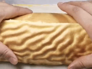 25、虎皮蛋糕卷,再给虎皮层抹上一点点奶油，然后裹在做好的蛋糕卷上，再入冰箱冷藏定型，至此，虎皮蛋糕卷就算完成了