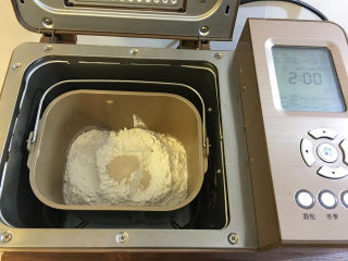 1、淡奶油辫子面包,将面团材料全部放入东菱1352AE-3C面包机中，使用标准面包程序进行揉面。