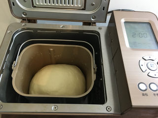 4、淡奶油辫子面包,30分钟后，面团发酵到2倍大。