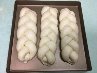 13、淡奶油辫子面包,面包发酵完毕后取出，这是面包发好的状态。