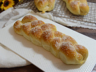 18、淡奶油辫子面包,成品图。