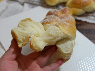 19、淡奶油辫子面包,面包组织很好。