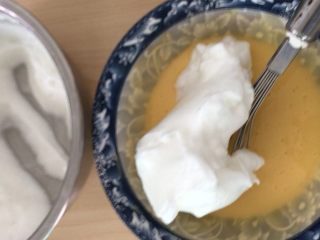 8、蒸蛋糕,取三分一蛋白与面糊混合。