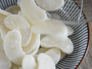 4、年糕秘制小零食，用它开店必定火爆的不得了,捞出控油，备用