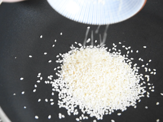 5、年糕秘制小零食，用它开店必定火爆的不得了,锅中倒入20g芝麻