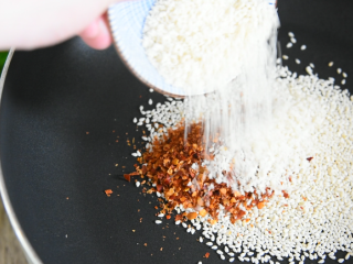 7、年糕秘制小零食，用它开店必定火爆的不得了,倒入20g辣椒粉、20g面包糠