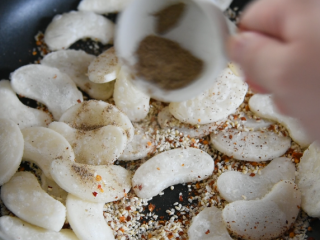 10、年糕秘制小零食，用它开店必定火爆的不得了,撒上6g椒盐粉