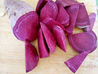 1、最爱面包+紫薯小面包,紫薯洗干净切块