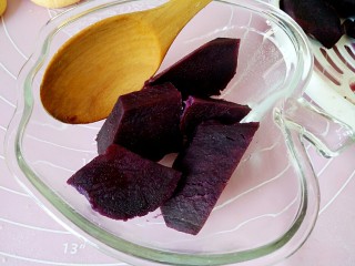 3、最爱面包+紫薯小面包,去皮放碗里