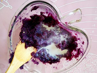 5、最爱面包+紫薯小面包,加牛奶和匀