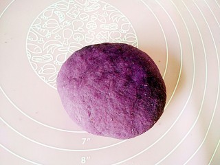 7、最爱面包+紫薯小面包,成面团,开始揉面,因为这次做的不多就手揉了