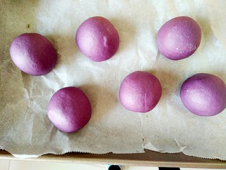 11、最爱面包+紫薯小面包,放烤盘上进烤箱醒发50分钟,烤箱温度38度,放一碗热水进去