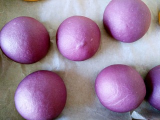 12、最爱面包+紫薯小面包,发酵好的面包体积变大了,取出,开始预热烤箱