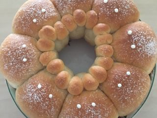 11、龙猫挤挤面包,用白巧克力画上眼睛