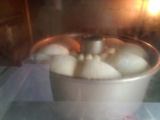 10、龙猫挤挤面包,烤箱上下温180预热五分钟，把面包放入烤箱烤20分钟左右取出放晾