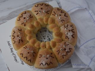 12、龙猫挤挤面包,用黑巧克力画上眼珠、鼻子、嘴巴和胡须