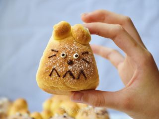 14、龙猫挤挤面包,瞪着眼看着你