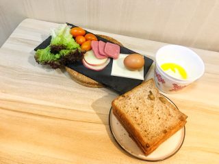 1、巨无霸早餐三明治????,准备好材料,黄油提前隔热融化。