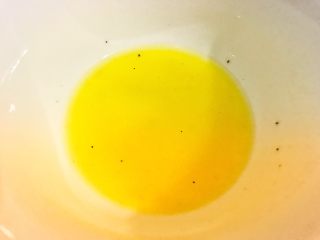 2、巨无霸早餐三明治????,融化的黄油加入少许盐,大概捏一下就行,和少许黑胡椒碎。