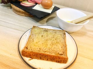 3、巨无霸早餐三明治????,吐司片正反都刷上黄油。