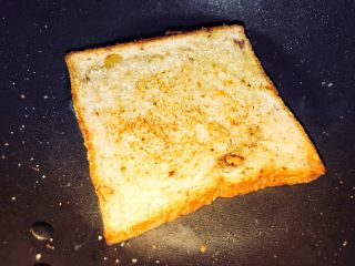 4、巨无霸早餐三明治????,锅中不要放油,小火煎一下,烙成微微发黄。