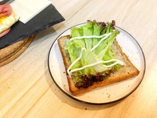 7、巨无霸早餐三明治????,吐司片上放两片生菜挤沙拉酱。