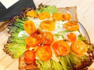 13、巨无霸早餐三明治????,剩下的两个圣女果切片,摆上后抹上番茄酱和沙拉酱。