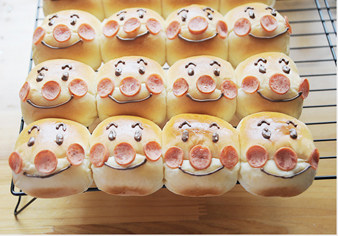 10、时下超级火爆的萌哒哒面包【面包超人挤挤面包】,烤箱预热180℃，烘烤25-30分钟，烤好后将面包整排取出放在烤网上室温晾至微微温，用巧克力酱画出眼睛眉毛和嘴。