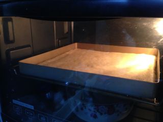 3、肉松面包卷,入烤箱，启动发酵程序二次发酵30分钟（烤盘底部要放一碗温水）