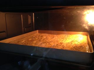 5、肉松面包卷,入预热好的烤箱，180度、中层、上下火烤15分钟