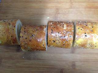 8、肉松面包卷,面包切段