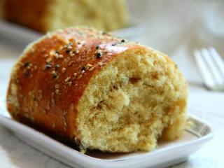 9、肉松面包卷,沾肉松即可