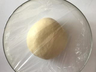 2、元气早餐之热狗餐包,揉好的面团进行基础发酵，发酵至2倍大。