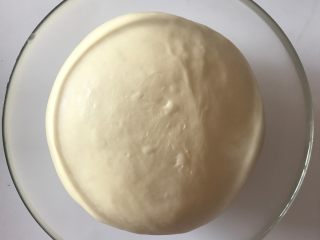 3、元气早餐之热狗餐包,. 发酵好的面团取出，排气。