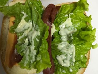 12、元气早餐之热狗餐包,可依据自己喜好来组装热狗，我放了生菜，奶酪，脆皮肠~