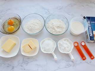 1、网红甜品+酥皮泡芙,准备好所需食材