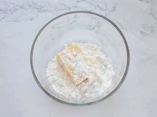 2、网红甜品+酥皮泡芙,先来做酥皮：冷藏过的黄油中加入糖粉