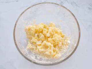 3、网红甜品+酥皮泡芙,搅拌均匀