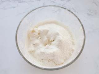 4、网红甜品+酥皮泡芙,筛入低筋面粉