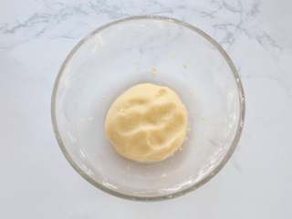 5、网红甜品+酥皮泡芙,拌匀后揉成面团