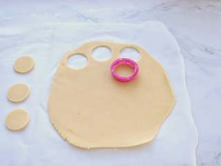 7、网红甜品+酥皮泡芙,取出后用模具压出小圆片，将压好的圆片放入冰箱冷藏备用，边角料可擀平再压圆片